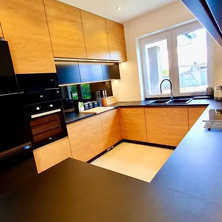 West فيلة Klaudyn