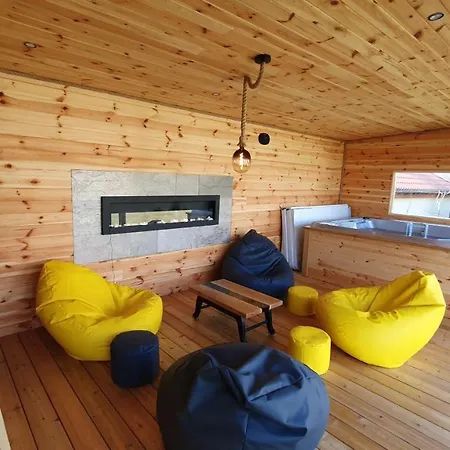 West فيلة Klaudyn