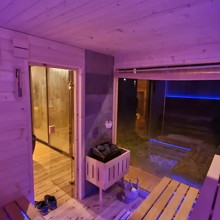 West فيلة Klaudyn